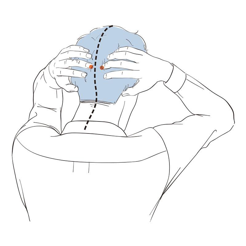 アゴを引いて胸につけるようにして下を向き、首筋の後ろ側を軽く伸ばした姿勢をとります。後頭部の真ん中のいちばん飛び出た部分の骨から、指1本分外側にある両側のツボ(玉枕)に中指を当て、親指以外の4本の指も添えて、頭皮をこするようにしながら、わしわしと回してもみほぐして。