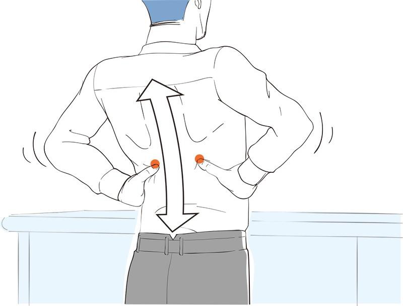 立ち上がって胸を開くようにする。腰を掴むようにしたとき、肩甲骨の下の骨より少し下あたり、親指が当たる場所にあるツボ(魂門)を、背中をそらすようにしながら強めに押します。座ってやる場合も、できるだけ胸を広げること。