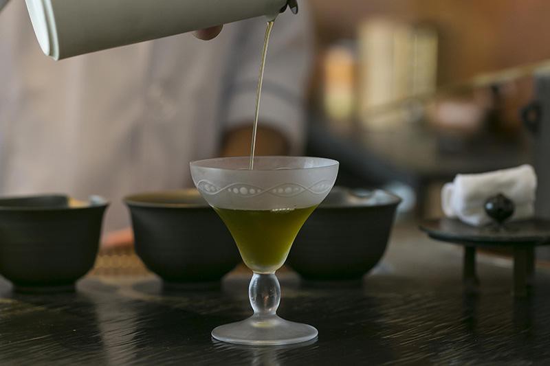 煎茶ジンのマティーニ。煎茶ジンと貴醸酒、リレ・ブランを使用