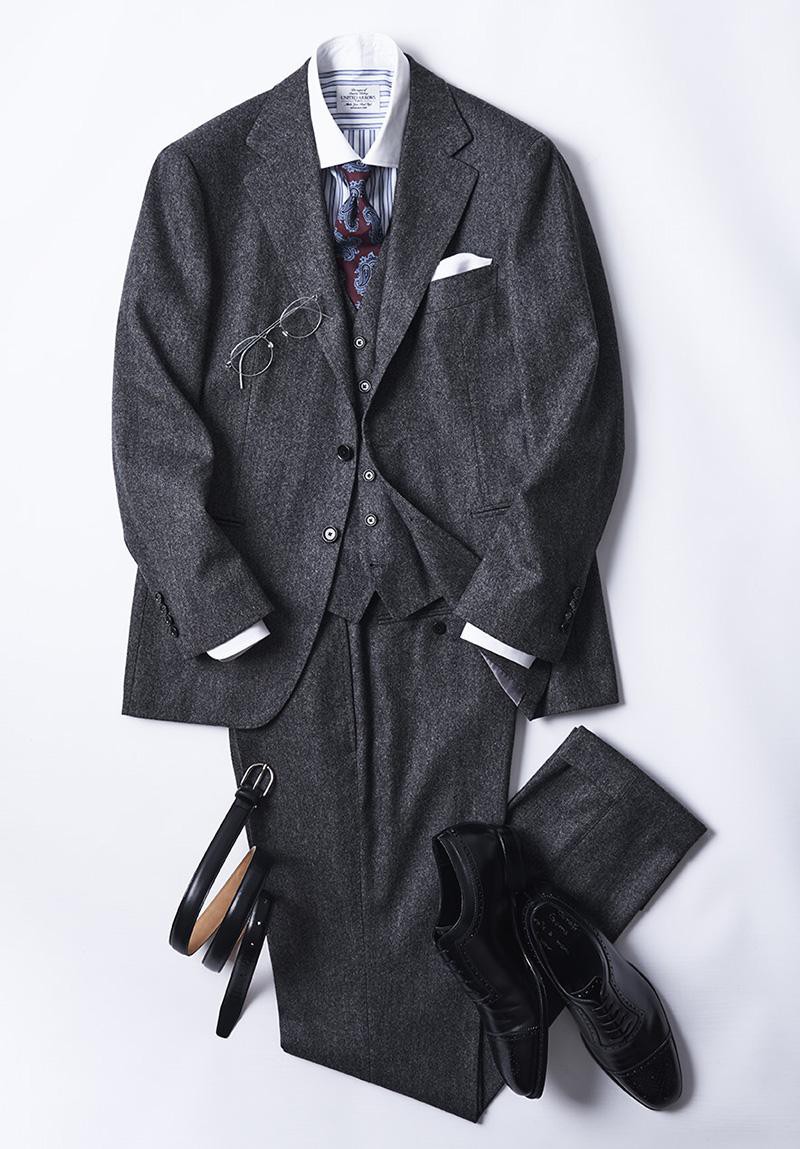 メガネ5万9000円/リンドバーグ(リンドバーグカスタマーサービス)、スーツ15万円/ソブリン、シャツ1万3000円/ユナイテッドアローズ(ともにユナイテッドアローズ 六本木店)、タイ1万5000円/ジエレ、チーフ6000円/ムンガイ、靴9万9000円/エンツォ ボナフェ(すべてビームス ハウス 丸ノ内)、ベルト2万4000円/デザインワークス(デザインワークス ドゥ・コート銀座店)