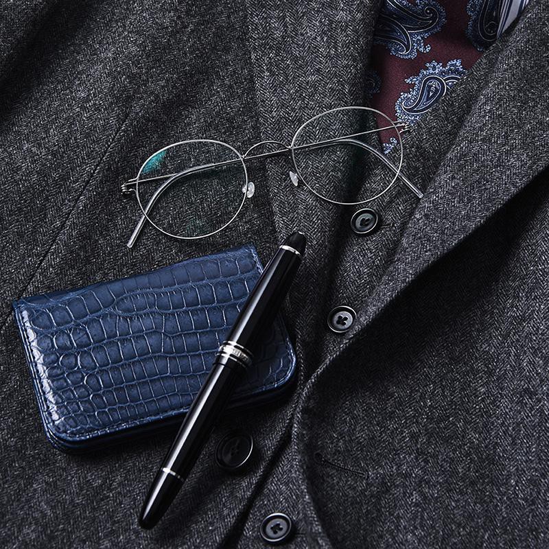 シルバーのラウンドメタルといっても、玉型の微妙なバランスやメタルの質感、線の太さによって千差万別。とりわけ存在感のあるスーツとの相性を考慮するなら、リンドバーグのケーブルデザインがハマリ役です。エアチタニウムによる本モデルは、北欧的なミニマルテイストの真骨頂。信頼感を勝ち得たければ、名刺入れはリッチなクロコ製、筆記具はモンブランのマイスターシュテックが鉄板でしょう。メガネは上と同じ、万年筆7万1000円/モンブラン(リシュモン ジャパン)、名刺入れ4万円/リオ デ ピエドラ(イシカワ)