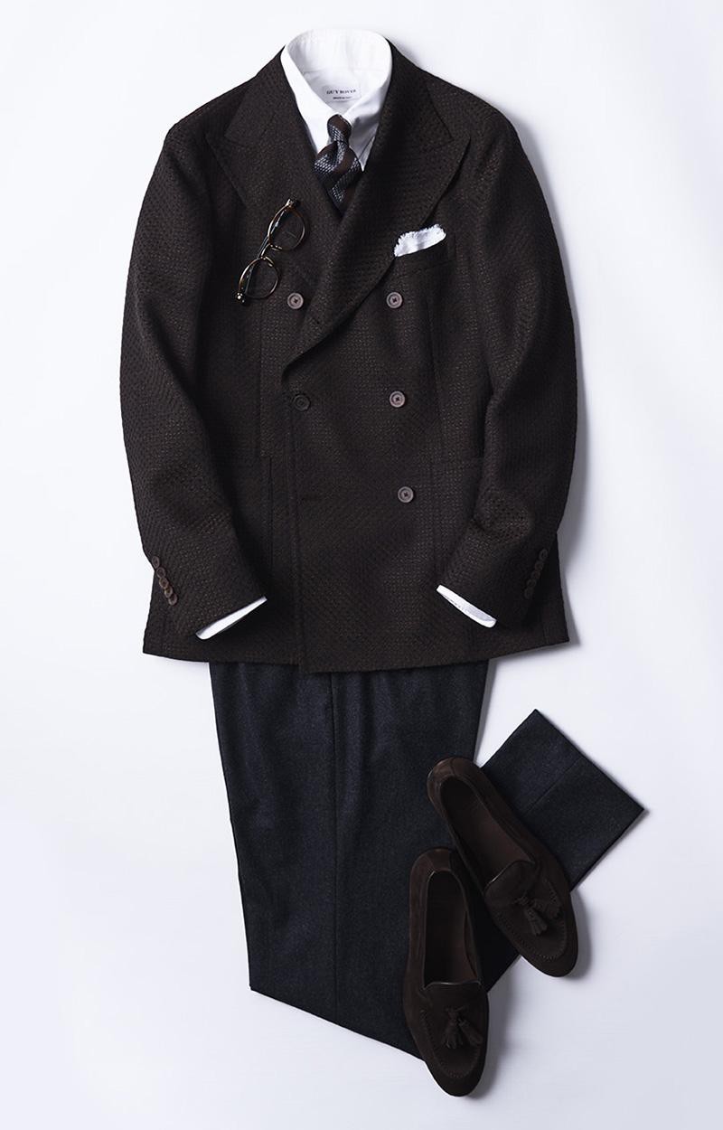 メガネ4万3000円/フォーナインズ、ジャケット9万2000円、パンツ3万4000円/ともにタリアトーレ(トレメッツォ)、シャツ2万1000円/ギ ローバー、チーフ6000円/ムンガイ(ともにビームス ハウス 丸ノ内)、タイ1万2000円/ユナイテッドアローズ(ユナイテッドアローズ 六本木店)、靴4万6000円/カルミナ(トレーディングポスト青山本店)