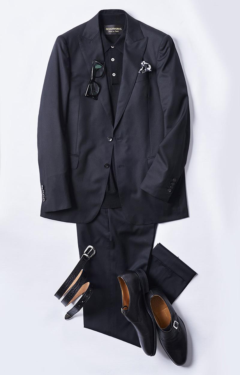 メガネ6万4000円/ジャック・マリー・マージュ(オブジェ・イースト)、ジャケット5万9000円、パンツ3万4000円、ポロシャツ2万3000円、ベルト2万4000円/すべてデザインワークス(デザインワークス ドゥ・コート銀座店)、チーフ7500円/F&L フラテッリ ルイージ(ユナイテッドアローズ 六本木店)、靴15万2000円/エドワード グリーン(エストネーション)