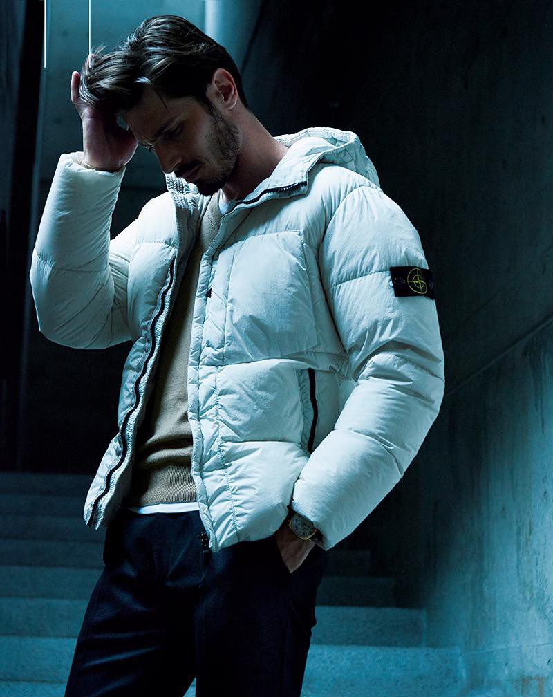 美品ストーンアイランド　ダウンジャケットL 白 今年のダウンジャケットは、派手色・シンプルデザインの「際立ち