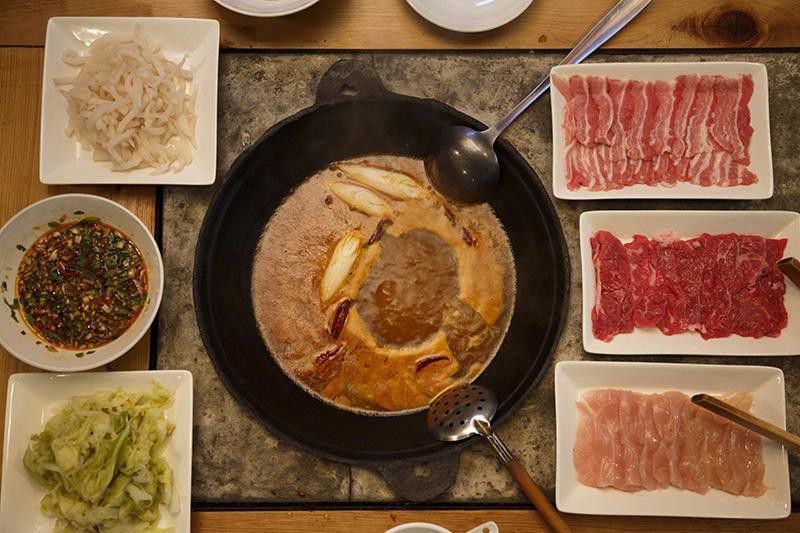 酸湯魚(サンタンユゥ)1,680円。牛モモ・豚バラ・鶏ささみから好きな肉をひとつチョイス。(2人前から注文可能。)17:00〜21:00の時間は、前菜5品に鍋1種類の¥3500(税別)と、前菜7〜8種に鍋2種の¥5000(税別)のコースメニューのみで、ほかに水餃子やデザートなどかつく。