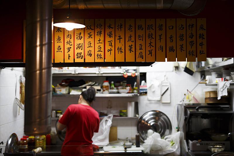 鉄鍋用に毎日7〜8種類のスープを用意。指名率No.1の麻辣スープベースの「水煮魚(スイジュユゥ)」も外せない! という方は前菜7〜8種に鍋2種の¥5000(税別)をぜひ。