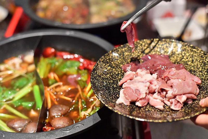 お店の一押しは、加藤ポーク満喫コース 1人前 5000円(税別)。全国の豚肉をいろいろ試して選んだという加藤ポークは、毎朝直送されるそう。