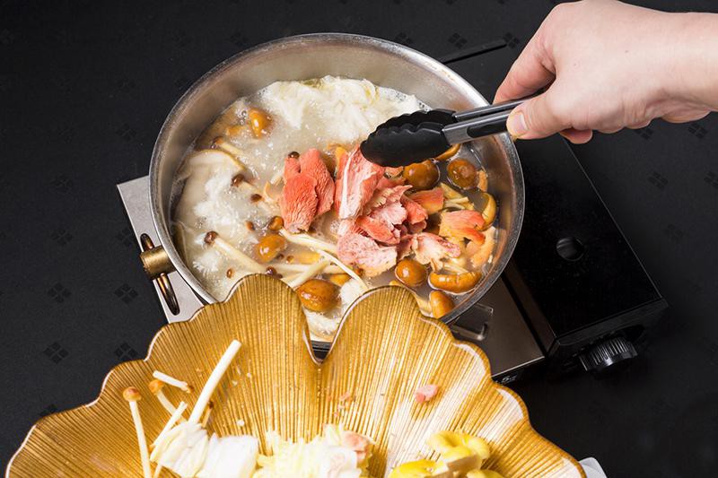 キノコをスープごと取り分けて食べる。あらかた食べ終わったら、野菜類を加えて煮て食べる。