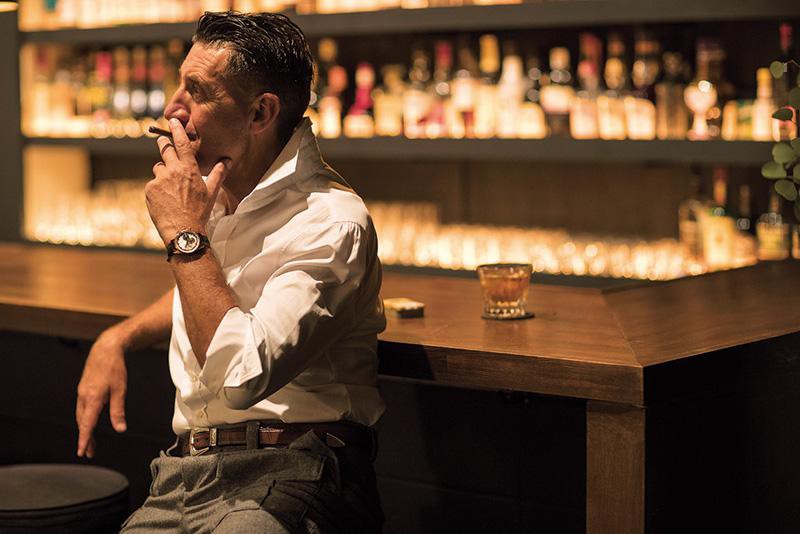 シャツは上と同じ。パンツ8万5000円/ブルネロ クチネリ(ブルネロ クチネリ ジャパン)