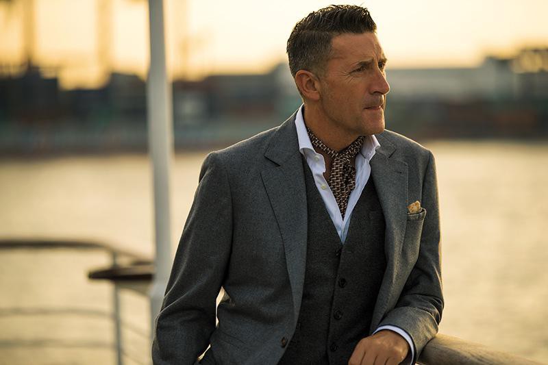 シャツは上と同じ。ジャケット57万円、ジレ17万円/ともにブルネロ クチネリ(ブルネロ クチネリ ジャパン)、スカーフはスタイリスト私物