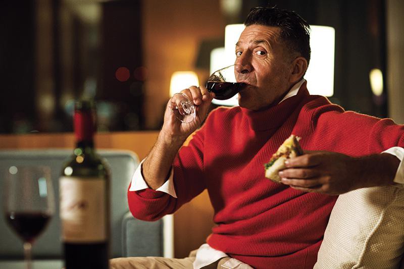 シャツは上と同じ。ニット25万円/ブルネロ クチネリ(ブルネロ クチネリ ジャパン)