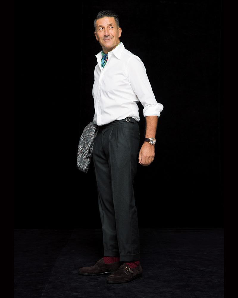 ジャケット12万円／タリアトーレ、シャツ2万4000円／バグッタ（ともにエストネーション）、スカーフ2万円／キャバン トゥモローランド（トゥモローランド）、時計176万円／ゼニス、シューズ9万8000円／フラテッリ ジャコメッティ（ウィリー）