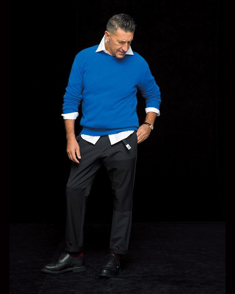 ニット3万1000円／RHC（RHC ロンハーマン）、シャツ1万9000円／ポール・スチュアート（SANYO SHOKAI カスタマーサポート）、時計560万円／フランク ミュラー（フランク ミュラー ウォッチランド東京）、シューズ6万5000円／パラブーツ（パラブーツ青山店）