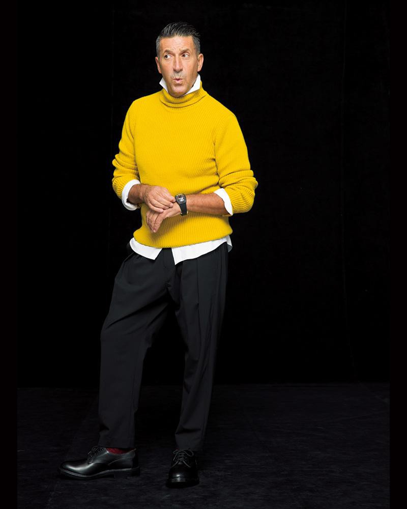 ニット37万円／ルシアン ペラフィネ（ルシアン ペラフィネ 東京ミッドタウン店）、シャツ1万6000円／アングレー（アングレー丸の内店）、時計155万円／クストス（フランク ミュラー ウォッチランド東京）、シューズ7万5000円／トリッカーズ（トレーディングポスト青山本店）