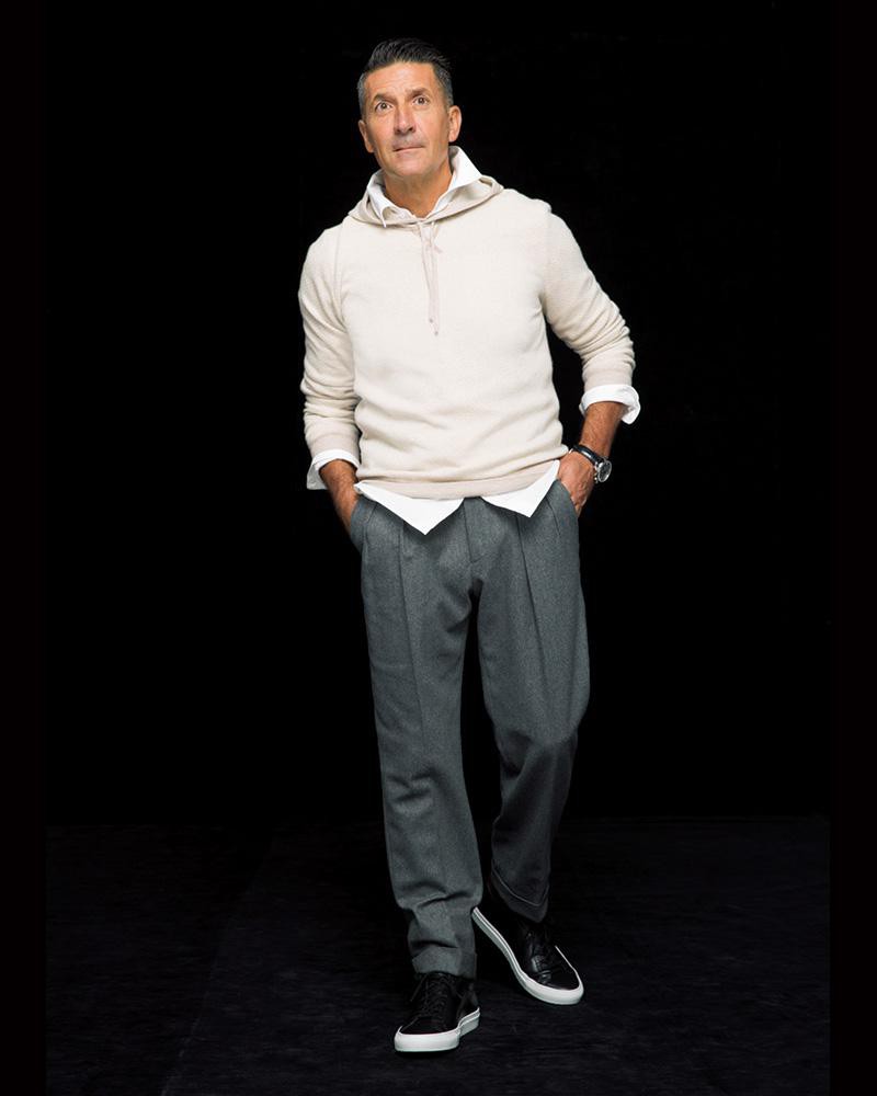 パーカ3万8000円／ヘリテージ（カヴァレリア）、シャツ2万2000円／オールドマンズテーラー（ザ ディアーグラウンド）、時計103万円／ゼニス、シューズ6万4000円／コモン・プロジェクト（リンク・セオリー・ジャパン）