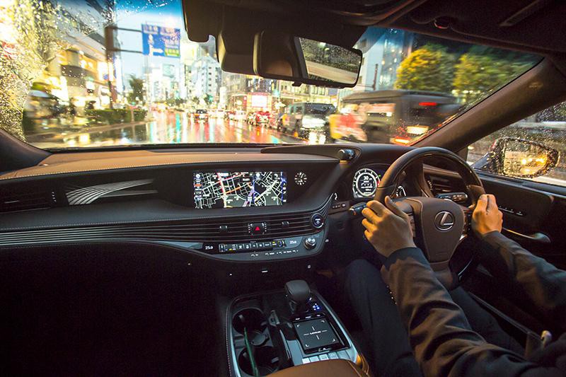 後席での試乗を体験。雨天にもかかわらず車内は静寂に包まれていた