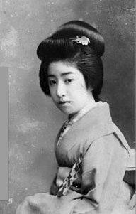 萬龍（まんりゅう）。明治40年に「文芸倶楽部」が実施した全国百美人の読者投稿で1位を獲得した芸妓