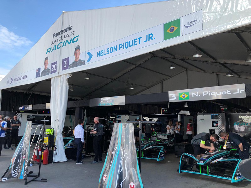 パナソニックジャガーレーシングチームのピット。モニターやPC、モバイル類は、納得のパナソニック製。