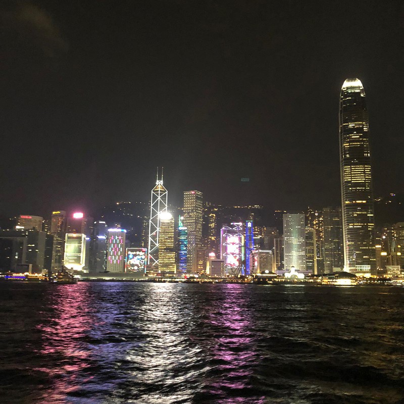 ご存知、香港の100万ドルの夜景。対岸から観ると、レース会場はこんな都市部に。デンkの使い道ってまだまだいろいろありますな。