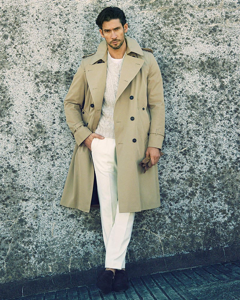 コート15万5000円/コービーズ(ヴァルカナイズ・ロンドン)、ニット2万7000円/バフィー(バインド ピーアール)、パンツ3万6000円/タリアトーレ(トレメッツォ)、グローブ6万3000円/コース(ストラスブルゴ)、靴9万2000円/フラテッリ ジャコメッティ(ラ ガゼッタ 1987 青山店)