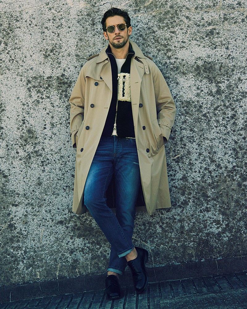 コート18万5000円/マッキントッシュ(マッキントッシュ青山店)、ベスト13万円/チンクアンタ(ビームス ハウス 丸の内)、ニット1万6000円/アンドレア フェンツィ(コロネット)、デニム3万4000円/シヴィリア(ラ ガゼッタ 1987 青山店)、サングラス4万8000円/アイヴァン 7285(アイヴァン 7285 トウキョウ)、靴8万円/クロケット&ジョーンズ(ユナイテッドアローズ 原宿本店)