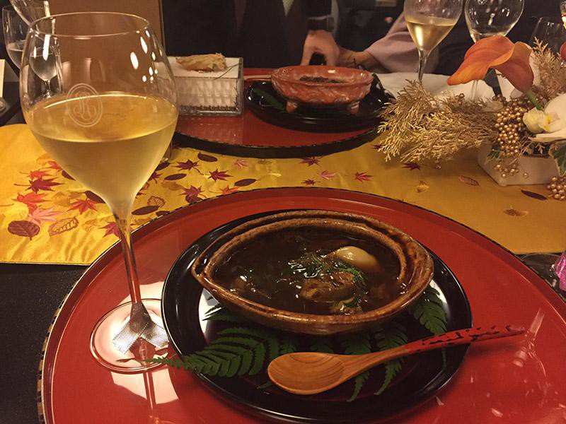 フカヒレと蝦夷アワビのすっぽん仕立てには「クリスタル ブリュット2004」を合わせて。