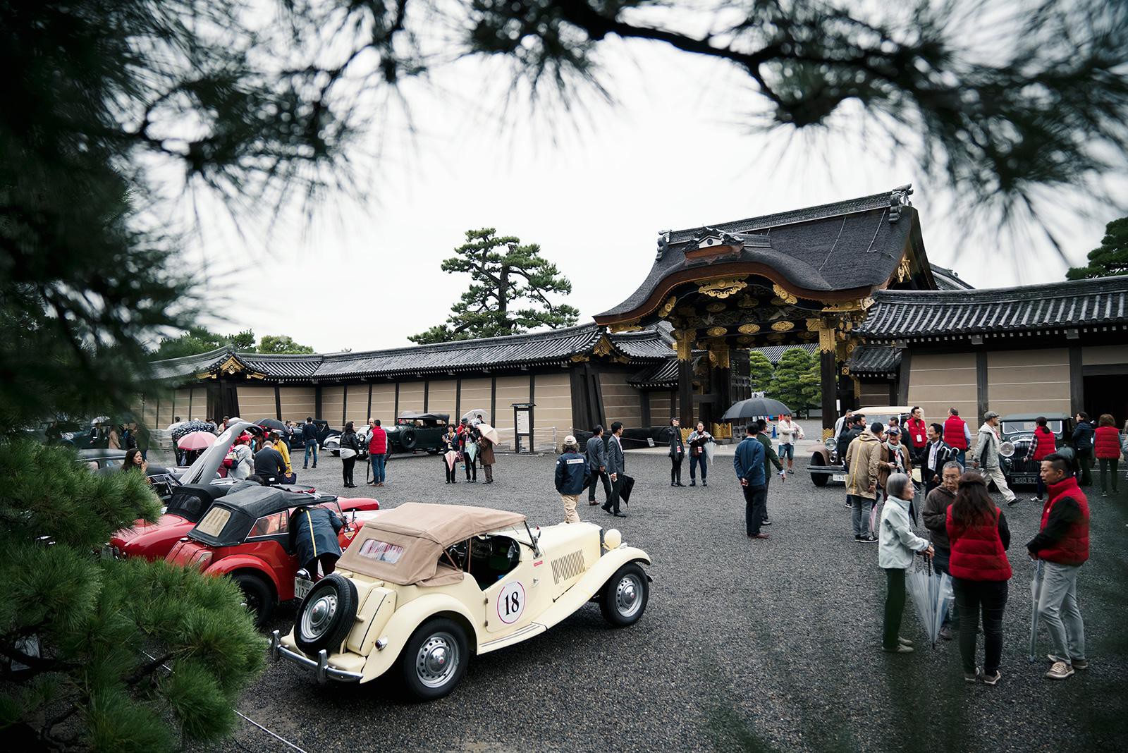 2017年10月21日の早朝、二条城でスタートを待つクラシックカーと参加者たち