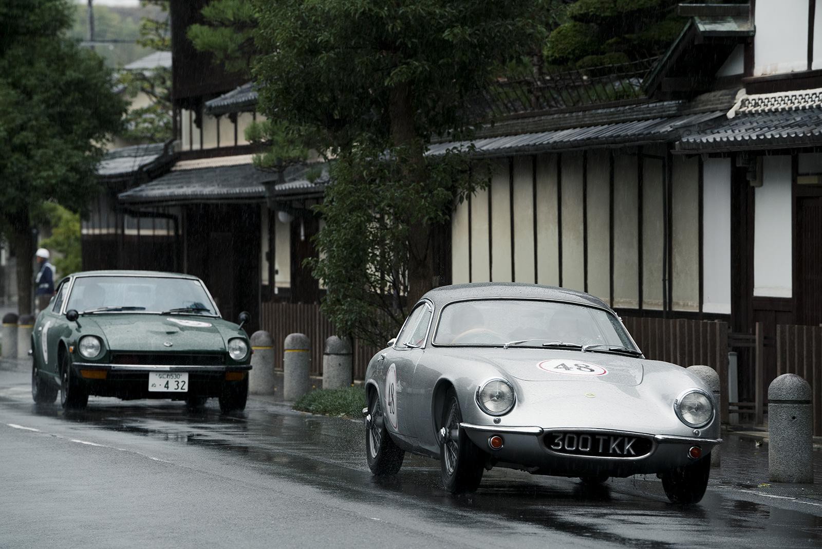 近江八幡の街並みを走る1962年型ロータス・エリートと日産フェアレディZ