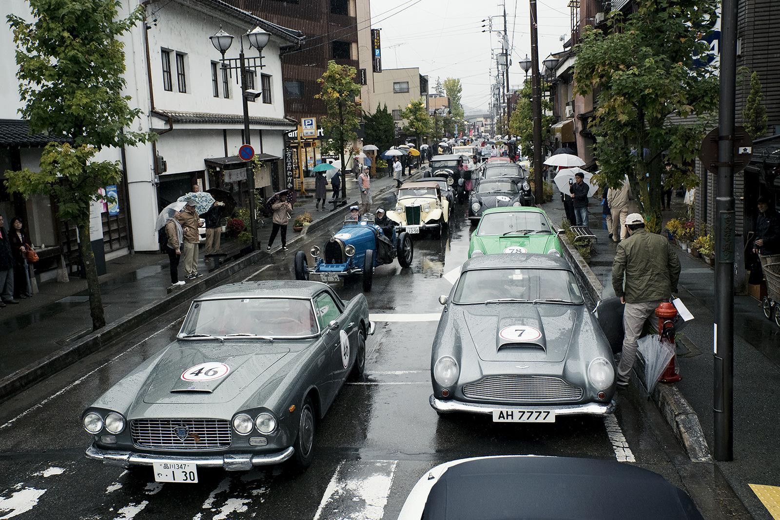 飛騨高山の街並みにもなじむクラシックカーたち