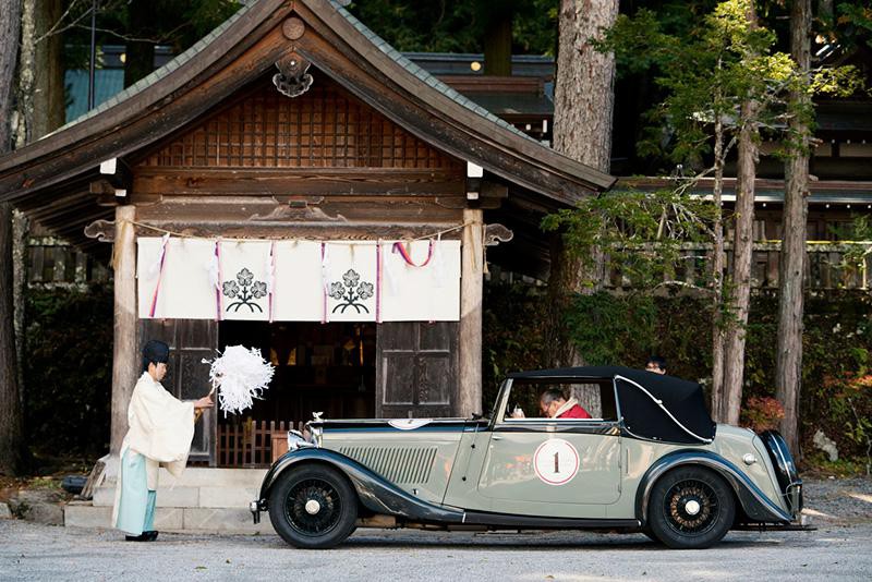 諏訪大社では、神主さんから安全祈願のお祓いを受けた