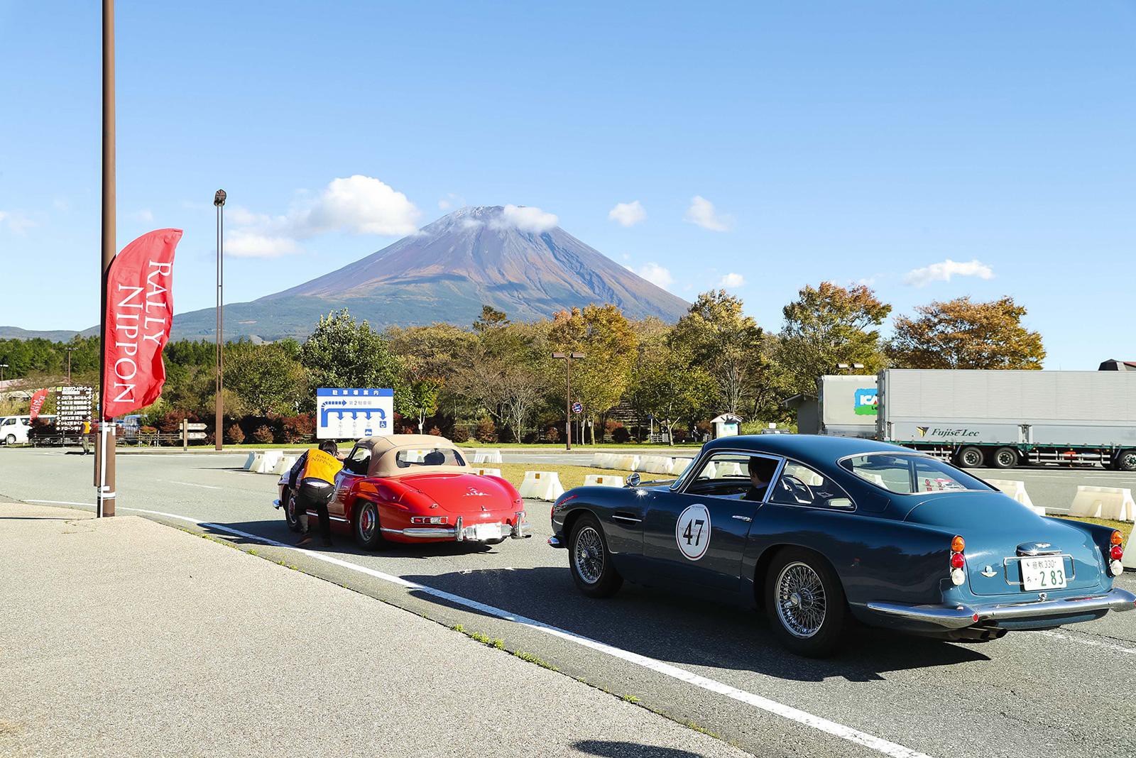 朝霧高原のチェックポイントでは、皆が富士山にレンズを向けていた