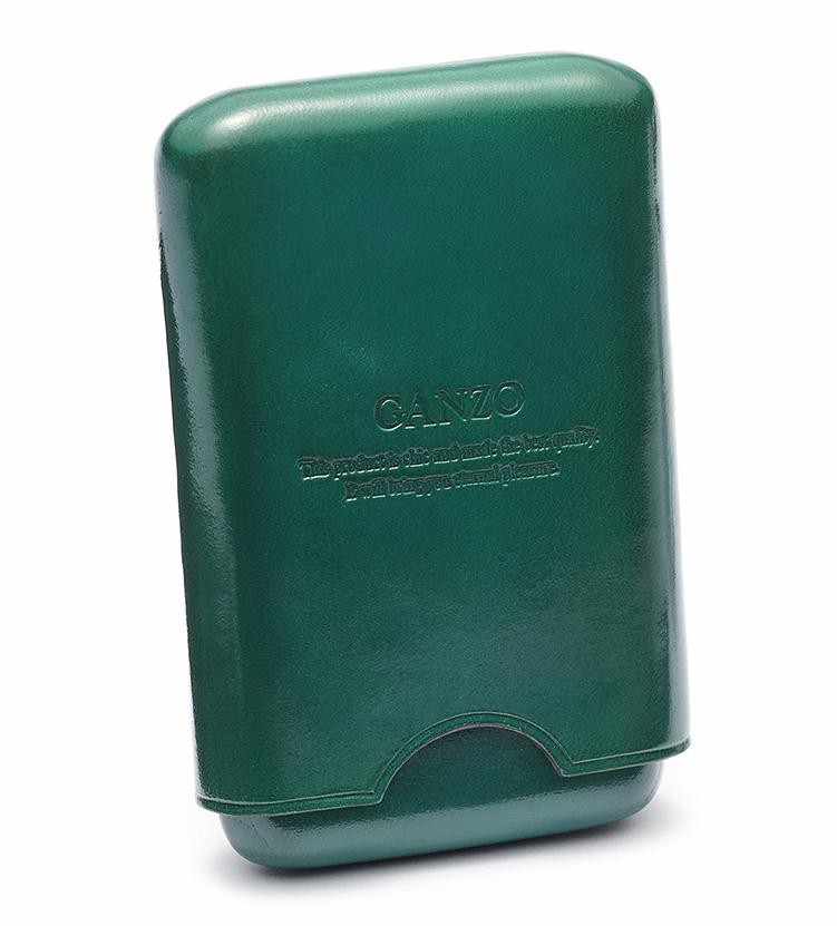 縦型という珍しいデザインもさることながら、本体をスポっと外すときの気持ちよさからも作りの良さが伝わります。イタリアンベジタブルタンニンレザーをノーステッチで木型にはめ込んで作る逸品です。1万4000円/ガンゾ(AJIOKA)