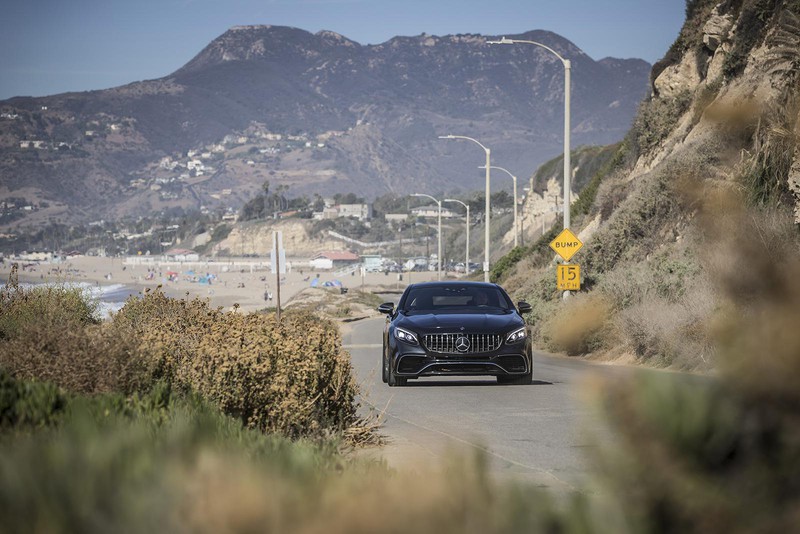 ロサンジェルスの山岳路を行くメルセデスAMG S63 4MATIC+