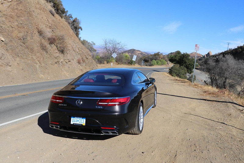 ロサンジェルスのキャニオンロードでの12気筒搭載のメルセデスAMG S65