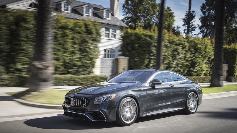 エンジンとともにグリル、エアダム、フェンダーの形状が変更されたメルセデスAMG S63 4MATIC+