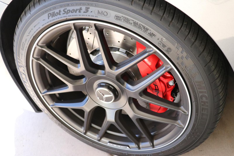 メルセデスAMG S63 4MATIC+には大きなブレーキキャリパーが装着される