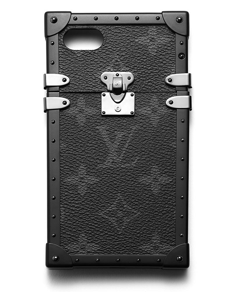 たとえスマホサイズでも、作りは本物。四辺は金属のフレームで出来ていて重厚感たっぷりです。iPhone7対応。12万3000円/ルイ・ヴィトン(ルイ・ヴィトン クライアントサービス)