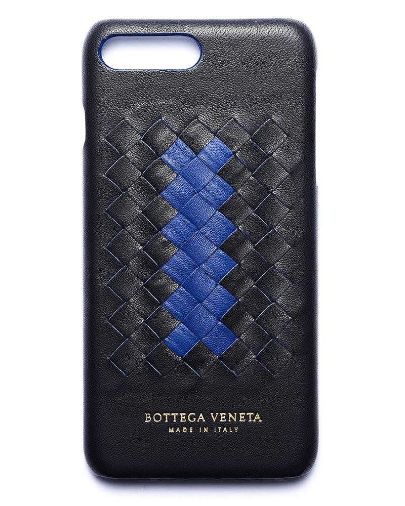 しっとりしたナッパレザーの風合いは上質なうえ、滑りにくくスマホケースには最適って知っていましたか? iPhone8Plus対応。4万3000円/ボッテガ・ヴェネタ(ボッテガ・ヴェネタ ジャパン)