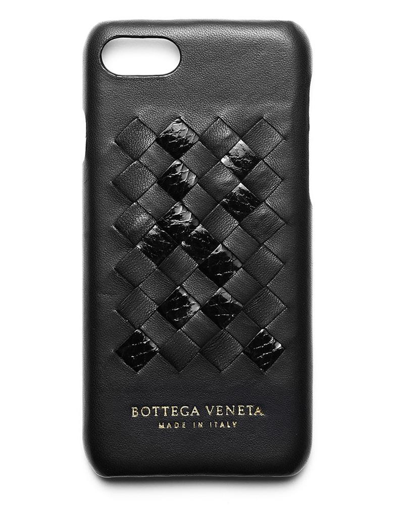 ナッパレザーをメインに、部分的にエキゾチックレザーを組み合わせた作りが実にリュクスです。iPhone8対応。4万2000円/ボッテガ・ヴェネタ(ボッテガ・ヴェネタ ジャパン)