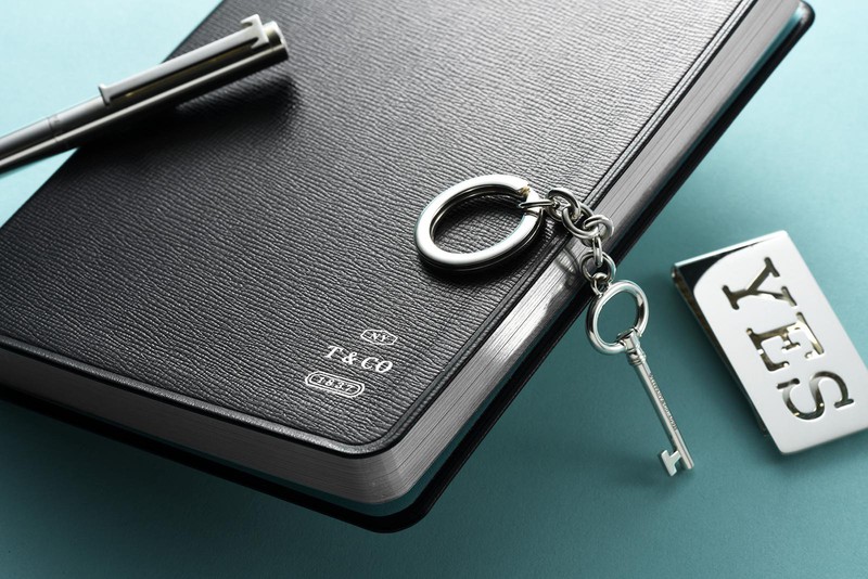 手帳［W13×H18cm］1万6500円、キーリング3万5500円、マネークリップ3万2000円、ボールペン3万500円／ティファニー（ティファニー・アンド・カンパニー・ジャパン・インク）