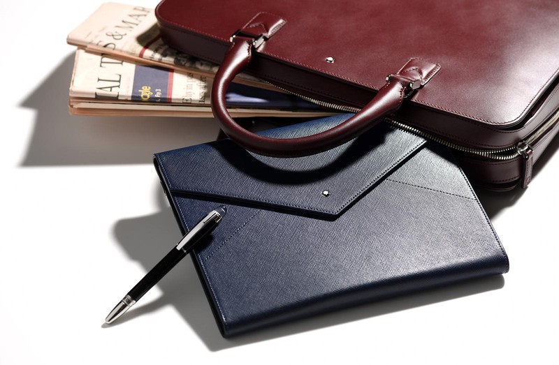手帳［W20.7×H25.2×D2.8cm］7万7000円、ドキュメントケース14万1000円／すべてモンブラン（モンブラン コンタクトセンター）