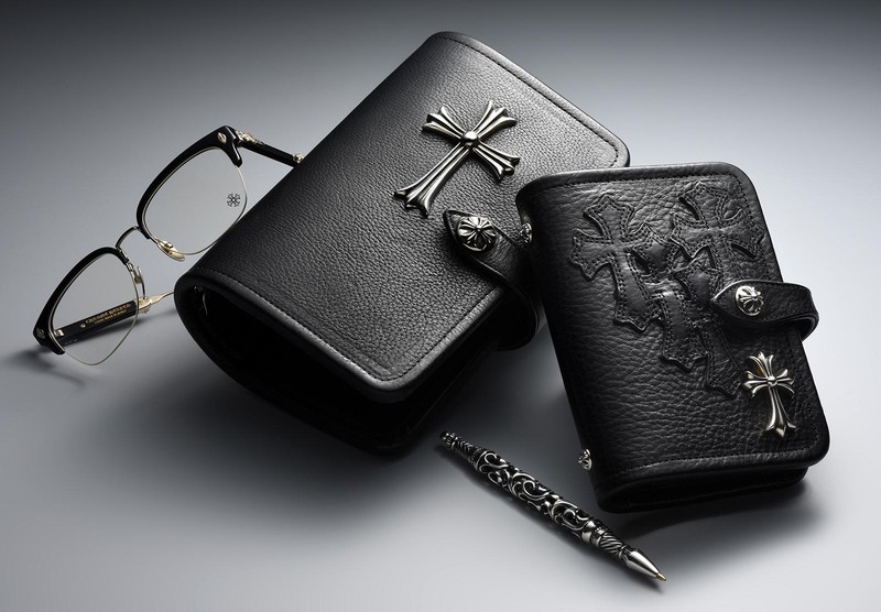手帳カバー（大）［W13×H19×D7cm］23万5000円、手帳カバー（小）［W11×H15×D4cm］24万9000円、アイウエア20万9000円、ペン24万3000円／すべてクロムハーツ（クロムハーツ トーキョー）
