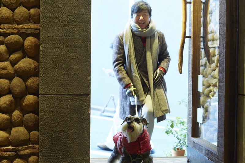 小川カズさんと愛犬のグリ姫（ミニチュア・シュナウザー、４歳）