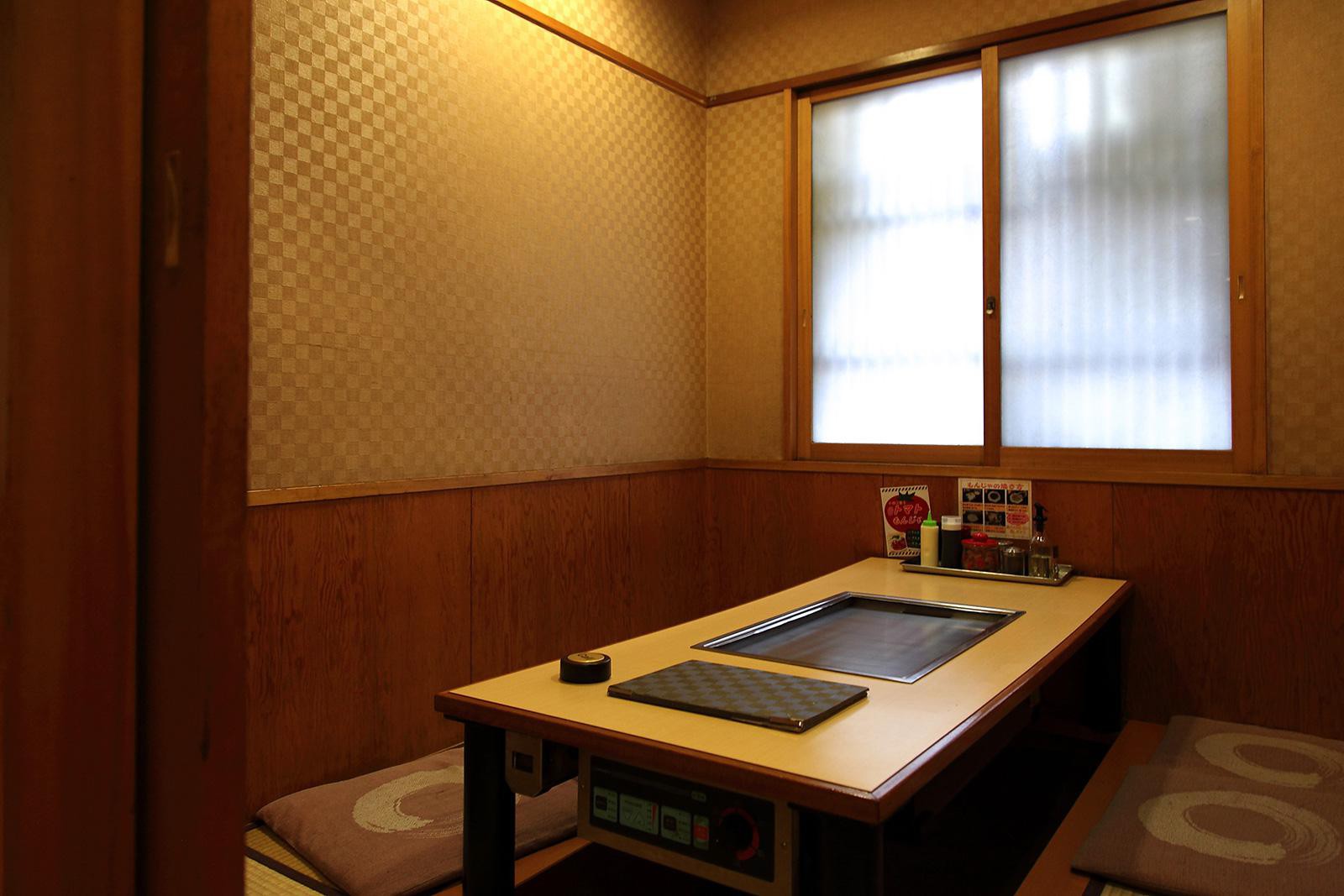 天現寺亭/2部屋ある個室のコンロはIHのため、クリーンな室内。冷暖房畳敷の掘りごたつなので、自宅のようにくつろげる。