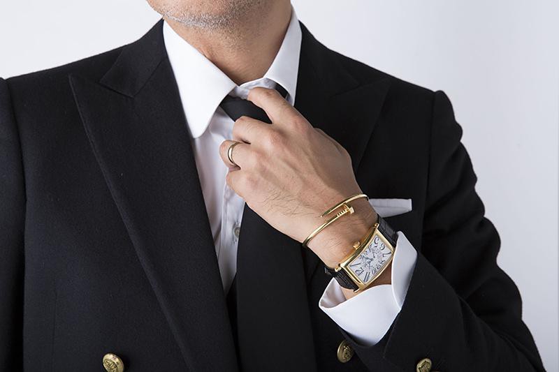 ブレスレットは同じくカルティエ、時計はフランク・ミュラーのロングアイランド。今見ると、とてもクラシックじゃありません?