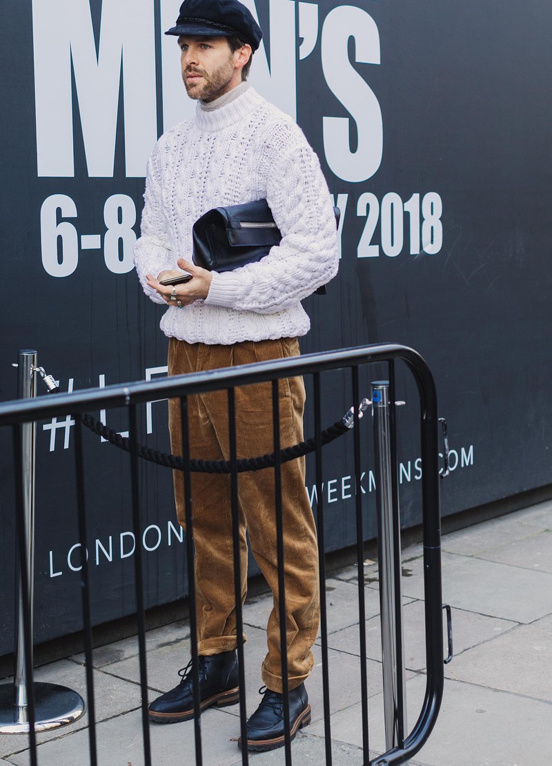 白のケーブルニットはそのボリューム感から、あえてアウター然として着るというのも手。こちらの方はニットのインナーに薄手のタートルネックを挟んで、アウター感覚でコーディネート。パンツはコーデュロイのプリーツ入りをはいて、ボリュームのバランスが上手くとられています。