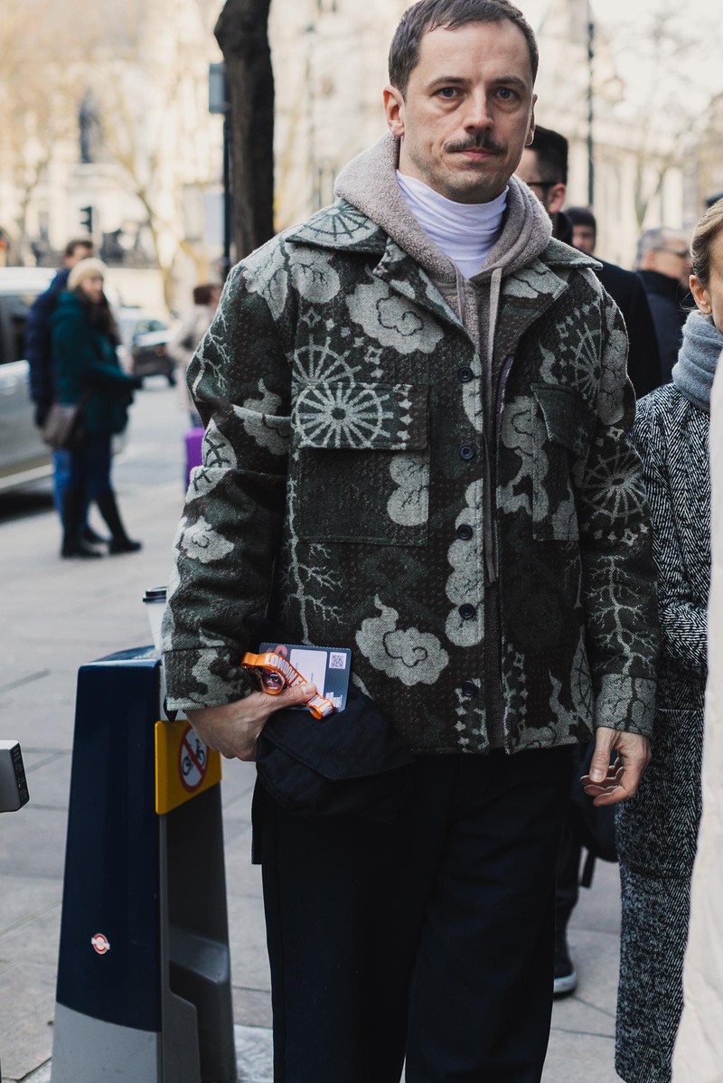 寒い冬に重ね着しても、もっさりとならないコツがあります。それがコットン素材などの薄手の白タートルを使うこと。例えばこちらの方は、ウールのブルゾンにフーデットパーカを差し込み、さらに白タートルですが、不思議と襟元はすっきり! 白Tシャツの延長と考えれば、白タートルが使いやすいものご理解たいだけるかと。