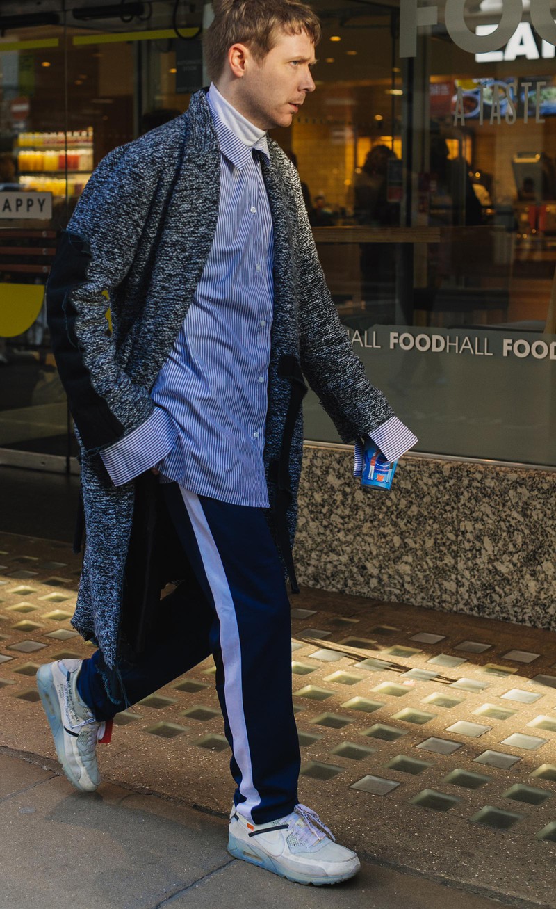 シャツの下にタートルネックを着てもおかしく見えないのが、白タートルネックのカットソー。こちらの方はストライプシャツをライン入りのパンツに合わせ、足元は話題となったナイキ・ザ・テンのエア マックス90とカジュルな組み合わせ。むしろ、白タートルが襟元を引き締めてています。