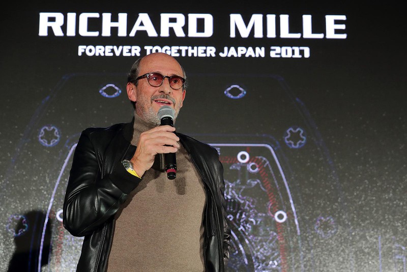 自身の走行時を除けばほぼ終日オーナーズラウンジにいて、リシャール・ミルのオーナーや友人・知人らと過ごすリシャール氏。それこそが最上のホスピタリーだ