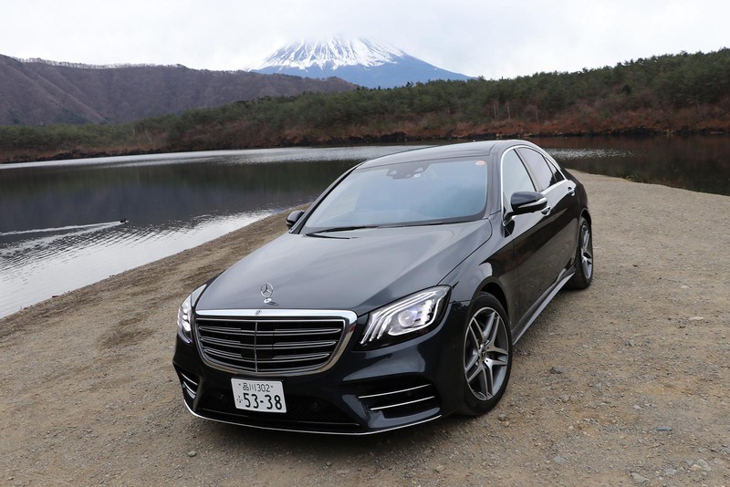 全長5125ミリ、全幅1900ミリ、全高1495ミリと余裕あるサイズ